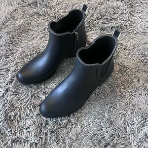 Lucky Brand size 9 black rain boots.
